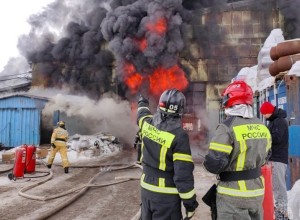 В результате пожара в Магадане уничтожен склад стройматериалов