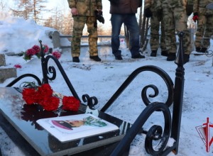 В Магадане сотрудники СОБР Росгвардии почтили память погибшего товарища