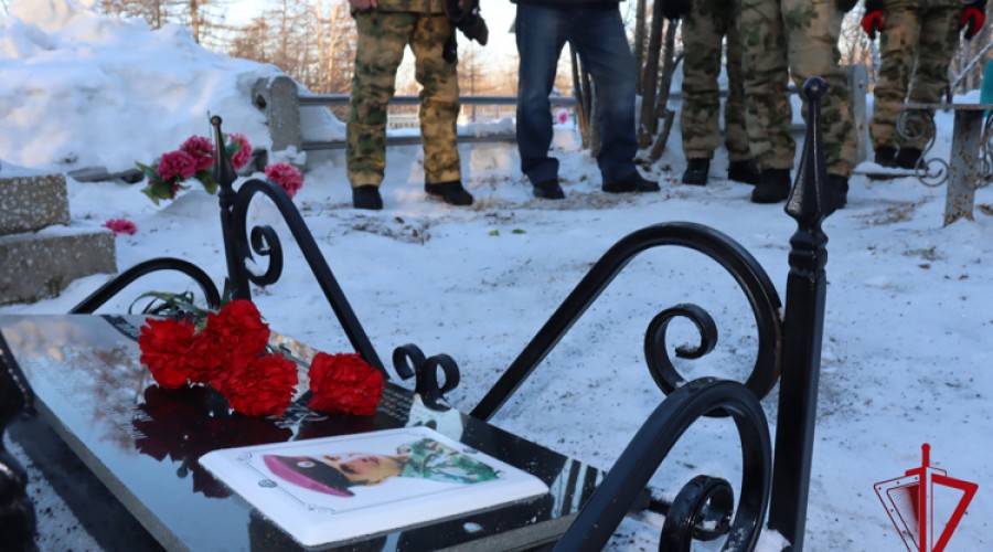 В Магадане сотрудники СОБР Росгвардии почтили память погибшего товарища